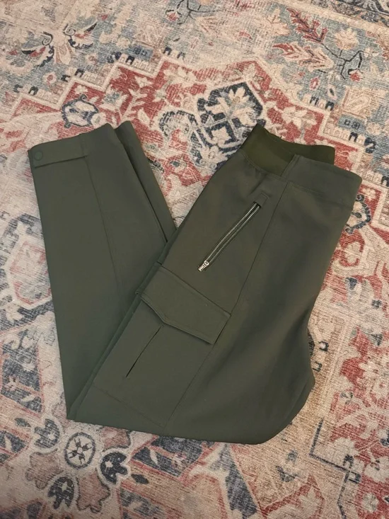 Athleta Endless High rise Cargo Pants - Aspen Olive - size 4 - Picture 3 of 6
